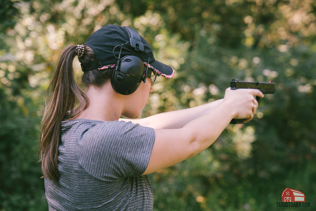 girl shooting a glock 17
