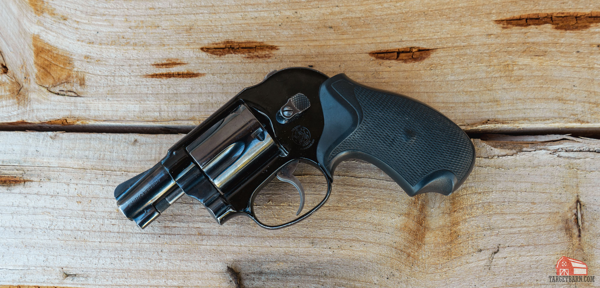 a smith & wesson snub nose revolver