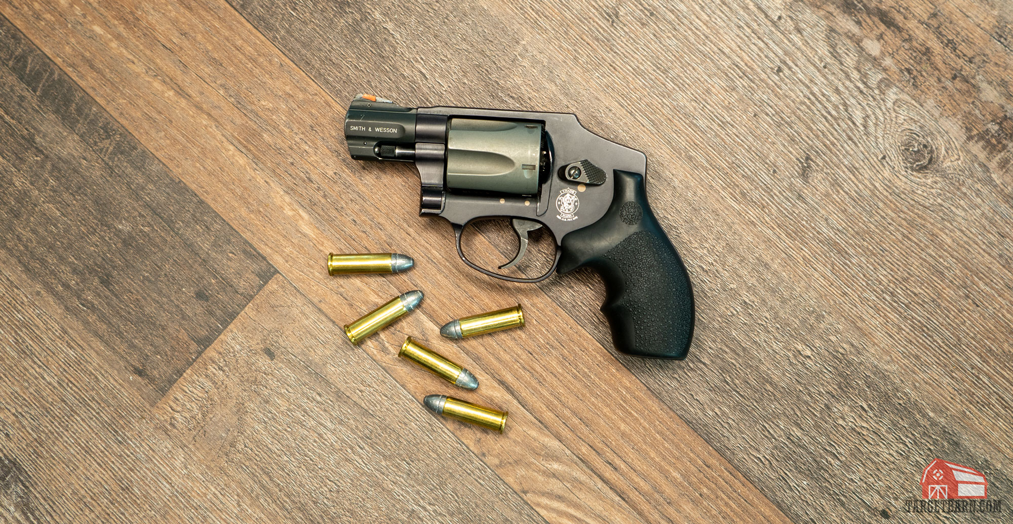 a smith & wesson snub nose revolver and 5 rounds of .38 special